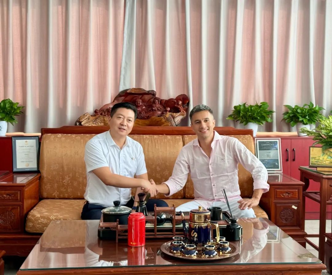 以品质赴约定：哥伦比亚老客户亲临易德工厂，实地考察机组生产全